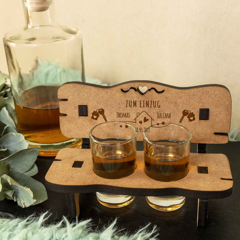 Gravierte Schnapsbank zum Einzug mit Namen & Datum + 2 Schnapsgläser