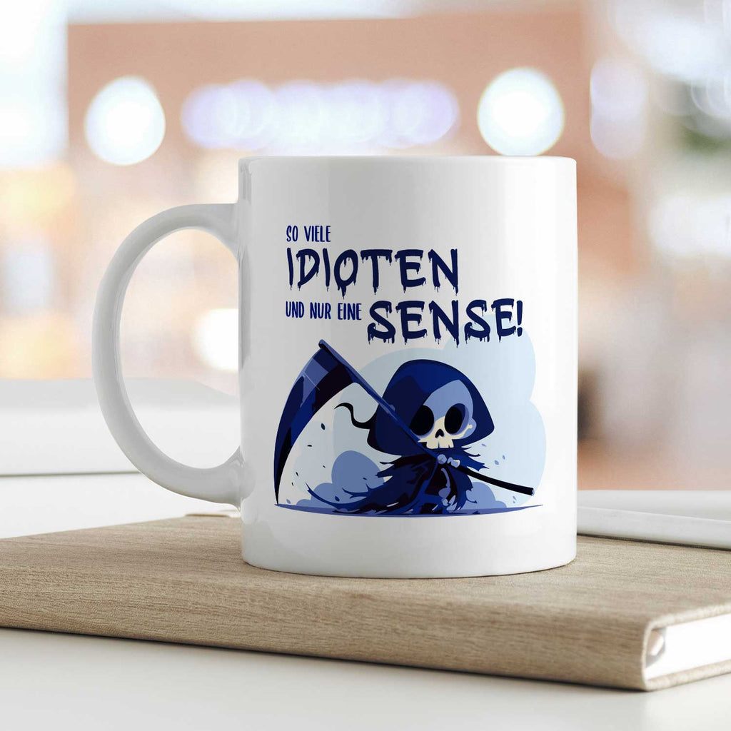 Bedruckte Tasse mit Spruch in blau - So viele Idioten und nur eine Sense