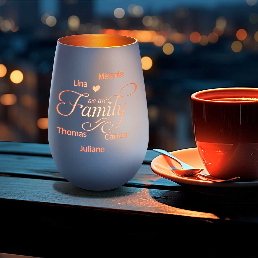 Deko Windlicht aus Glas mit Gravur - We are Family - Personalisiert mit bis zu fünf Namen