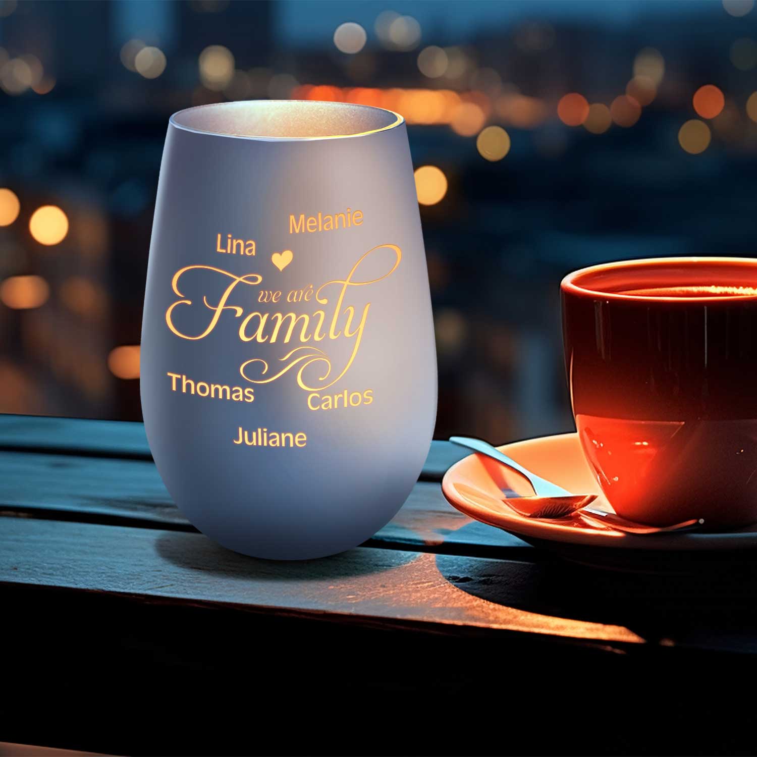 Deko Windlicht aus Glas mit Gravur - We are Family - Personalisiert mit bis zu fünf Namen