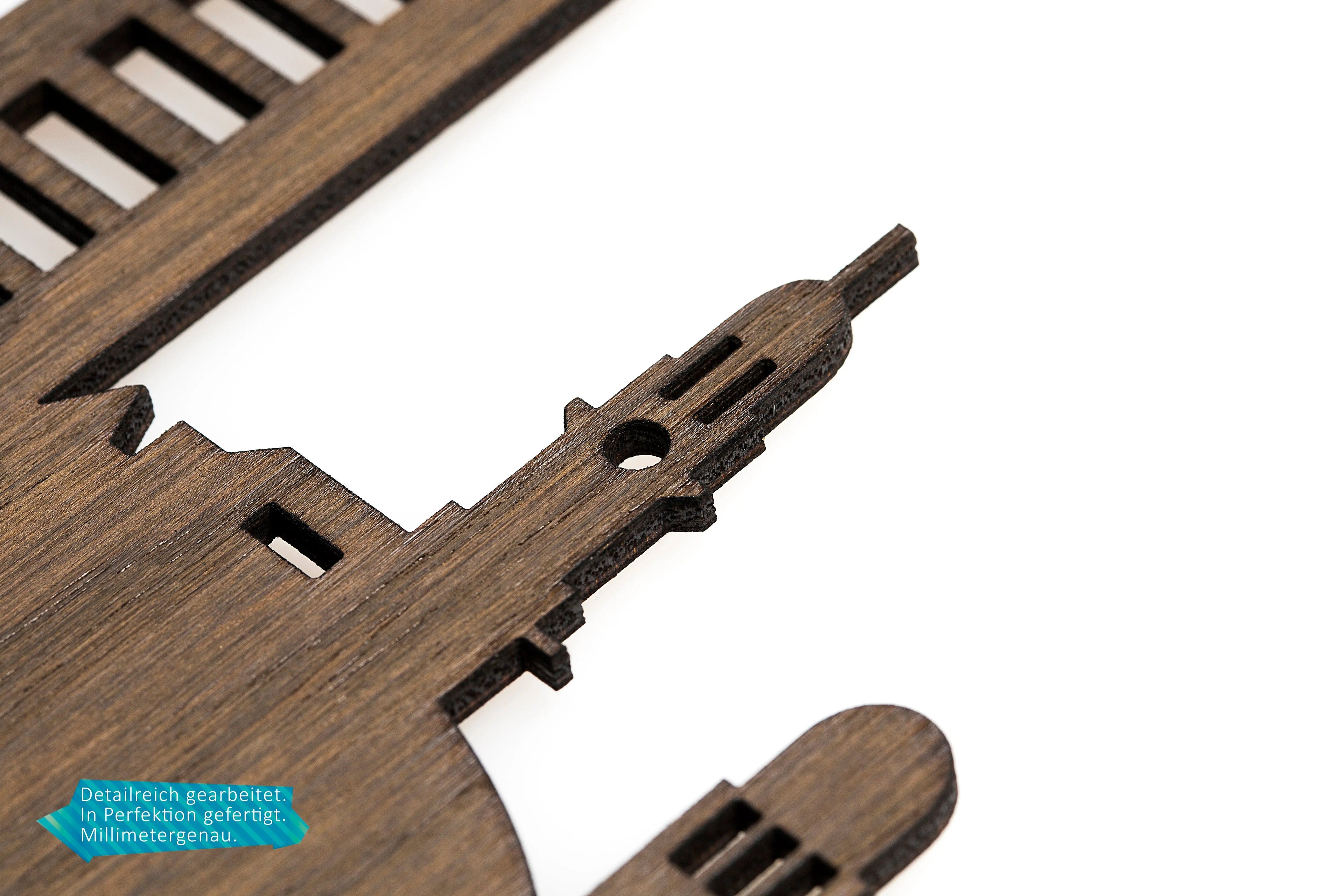 Wanduhr aus Holz Skyline Berlin